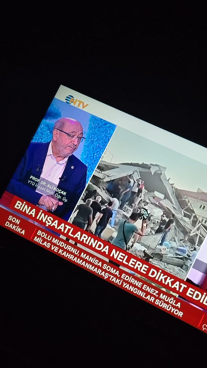 Sonunda TV kanalları fayın derinliğini, uzunluğunu, konumunu, geçmişte hangi depremleri ürettiğini dinlemenin bir şey kazandırmadığını anlamaya başladı. Türkiye'deki asıl problem tehlike değil risktir. Riskte yapıda başlar yapıda biter.