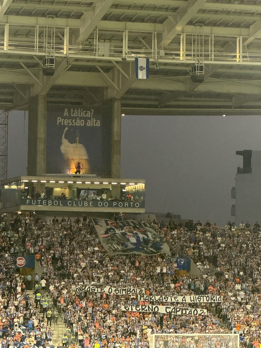 saidadeumlivro's tweet photo. Minuto 2️⃣ no Estádio do Dragão 💙 https://t.co/Yo3zBCO1F2