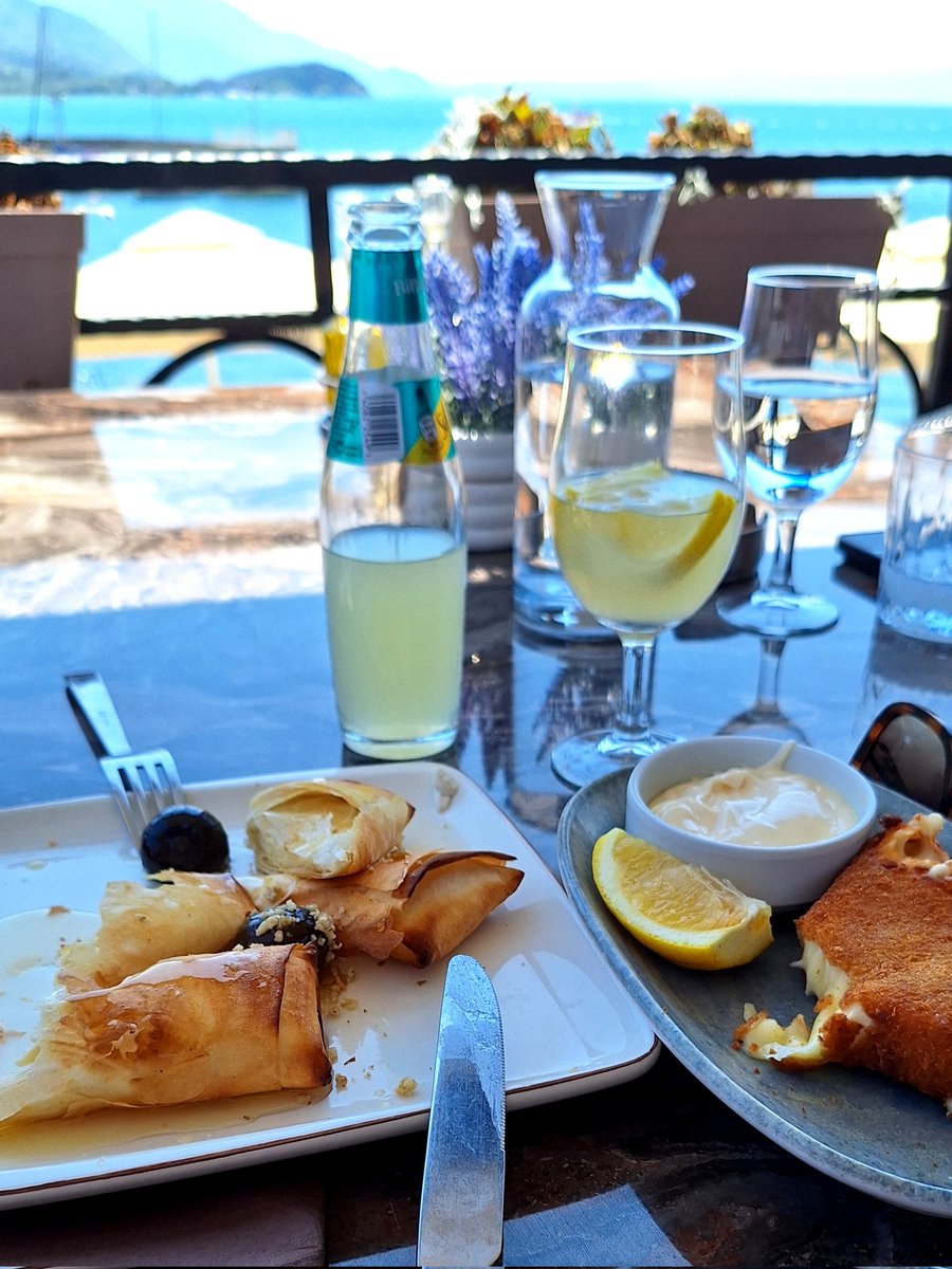 Го сакам Охрид.
Не ми е сељачки! Не е паланка, не е вашар! Бисер е!
И не е скуп, а сиромашна сум! 
Најубав и волшебен, наш 💙