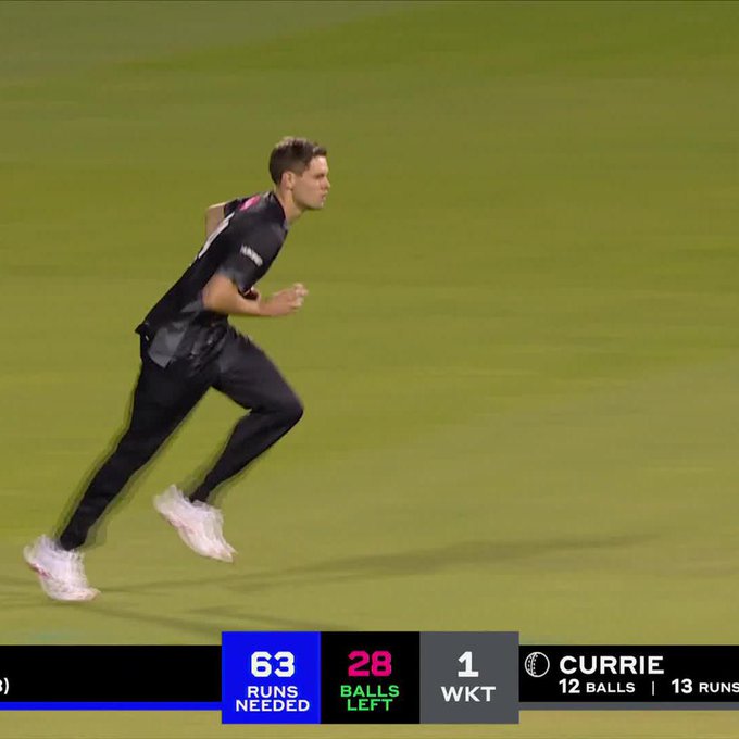 Scott Currie gets the dangerous Jamie Smith ☝️