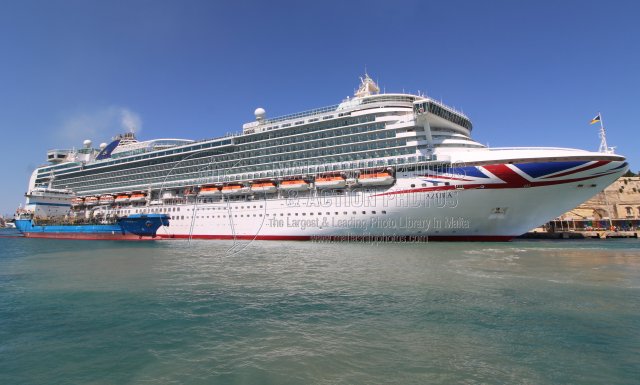 Shipguru's tweet photo. #chinesebuilt #oilproductstanker #ITHAKI_II #berthed #alongside #cruiseliner #AZURA at #grandharbourmalta #upliftingbunkers - 07.08.2025 - https://t.co/nfgboxc3g3 - NO PHOTOS can be used or manipulated without our permission @Rich_Ships @ShipsInPics @worldshipsoc @ShippingTV https://t.co/0UFELvGkAH