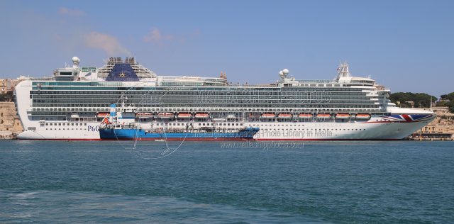 Shipguru's tweet photo. #chinesebuilt #oilproductstanker #ITHAKI_II #berthed #alongside #cruiseliner #AZURA at #grandharbourmalta #upliftingbunkers - 07.08.2025 - https://t.co/nfgboxc3g3 - NO PHOTOS can be used or manipulated without our permission @Rich_Ships @ShipsInPics @worldshipsoc @ShippingTV https://t.co/0UFELvGkAH