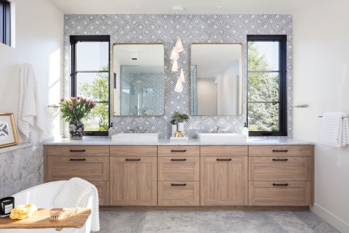 AdeleDesigner's tweet photo. This primary bathroom vanity packs a lot in with dual windows, pendant lights, and vessel sinks. Add in the wood cabinets and backsplash, and this room has it all! #MondayMotivation

#bathroominspo #interiordesigner #bathroomdecor #home #bath #bathroominspiration #bathroomgoals https://t.co/3RH4Tz3Jqk