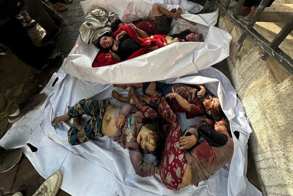 إجرام الاحتلال لا زال متواصل ومستمر..

6 أطفال من عائلة "ارحيم" استشهدوا جراء  سلسلة غارات جويّة ومجازر وحشية ارتكبها الاحتلال  في حي الزيتون جنوب شرقي مدينة غزة
