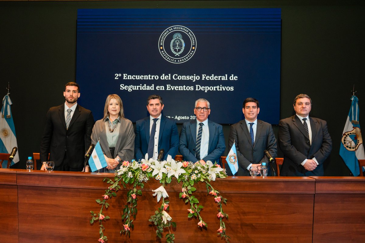 San Juan es tierra futbolera, y nuestras canchas tienen que ser un lugar para disfrutar en familia.

En el 2° Encuentro del Consejo Federal de Seguridad en Eventos Deportivos, junto a la secretaria de Seguridad de la Nación, <a href="/AleMonteoliva/">Mg. Alejandra S. Monteoliva</a>, y el director de Seguridad en Eventos