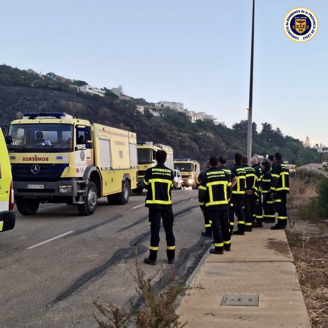 BomberosCbpc's tweet photo. ⚠️ACTUALIZACIÓN #IFTarifa

Medios desplegados del #CBPC en el incendio de #Atlanterra 
18🧑🏼‍🚒
10🚒 
6 🏢 #Tarifa #Algeciras #Chiclana #Benalup #LosBarrios y #Cádiz
+ @Plan_INFOCA 

Continuamos trabajando en el lugar y permanecemos durante la noche con un retén de 11🧑🏼‍🚒y 5🚒 https://t.co/fRw12Qt75N