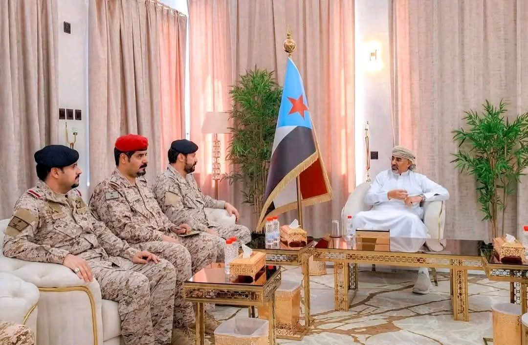 إلى من يسمّون أنفسهم “أنصار الشرعية”…
الحملة التي شنها بعضكم، يدًا بيد مع أنصار الحوثي، عبر قنوات ونشطاء ومسؤولين وسفراء، على صورة واحدة، ليست سوى دليل جديد على أنكم تعيشون في عزلة عقلية ونفسية عن الواقع.

ومن باب النصيحة – لا العداء – أقول لكم: واجهوا الحقيقة قبل أن تبحثوا عن