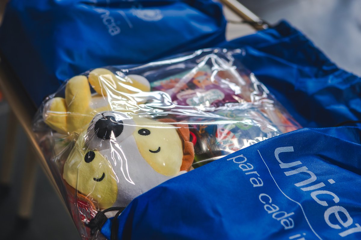 UNICEFargentina's tweet photo. 📚 Respuesta a las inundaciones en Bahía Blanca.

Entregamos 7.000 kits escolares para nivel inicial, primario y secundario, 200 kits recreativos, 600 libros y equipamiento tecnológico, destinados a escuelas, centros de primera infancia, espacios de cuidado y hogares coordinados por la Subsecretaría de Niñez, Adolescencia y Familia.

Esta acción busca acompañar la recuperación de los servicios para garantizar los derechos de niños, niñas y adolescentes, para que puedan continuar sus trayectorias educativas con todo lo necesario para aprender. ✏️📖

🤝 Contamos con la presencia de @BAeducacion  y @MunicipioBahia . Destacamos el trabajo conjunto de @BAProvincia y el municipio para que ningún chico ni ninguna chica se quede atrás.

📍 Bahía Blanca forma parte de #MUNA – Municipio Unido por la Niñez y la Adolescencia, una iniciativa que alcanza a 3,4 millones de niños, niñas y adolescentes en 160 municipios de 10 provincias, lo que representa el 60% de la población de chicos y chicas de la provincia.