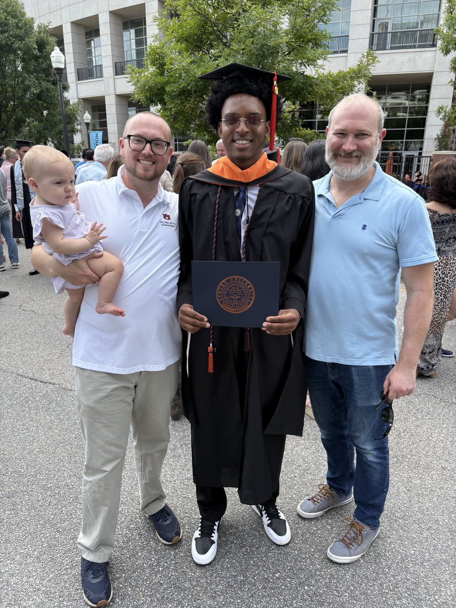 ChadGRose's tweet photo. Congratulations on graduating Ann Ryan Johnston and David Edmondson! https://t.co/sKmzXUUtey
