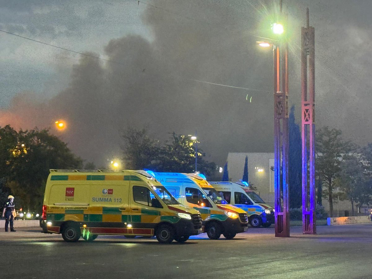 Recomendacion 

Ante los fuertes vientos y el humo que está levantando el incendio, pedimos a los vecinos que no salgan de sus casas y cierren ventanas.
