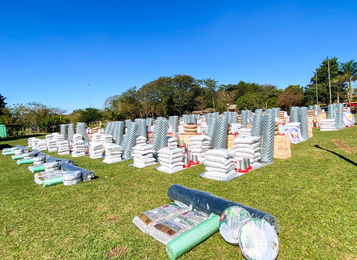 En Guajayvi, entregamos un proyecto de Fortalecimiento de la Producción Avícola y Huerta Familiar a la Asociación de Mujeres Nueva Esperanza, con una inversión de más de G. 350 millones.
Entregamos más que proyectos, entregamos esperanza y oportunidades para un futuro mejor.