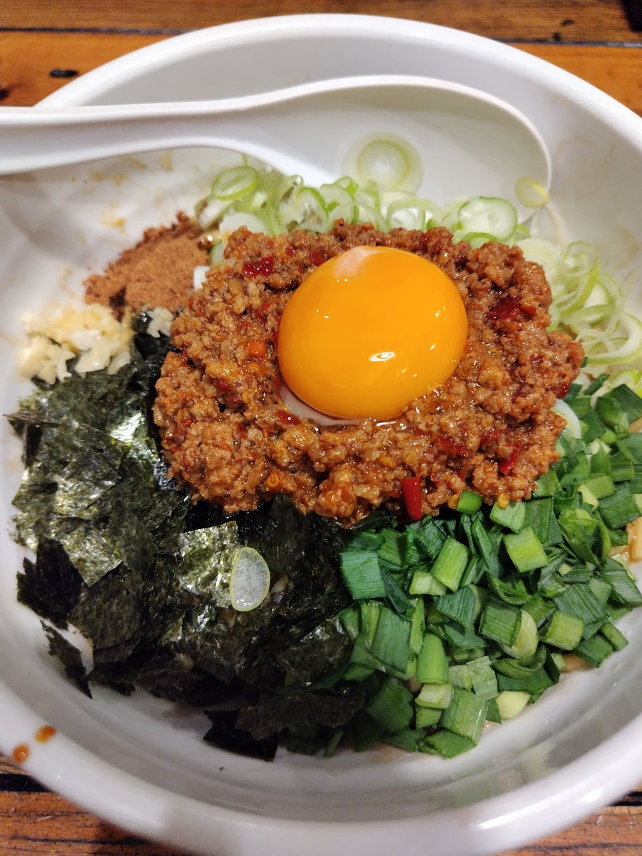 ドキドキお初のメニュー😆💓
＃麺匠るい斗 さんへ

☆台湾まぜそば

REDHOTな色合いの挽き肉、卵黄、ニラ、ネギ、
海苔、魚粉にお好みでニンニク😙🎵
よく混ぜして、モチぷり中太麺に絡めてパクッ😋
スポーン❗️と脳天突き抜ける辛さ🤯
追い飯で緩和しながら、本場の刺激を攻略🥳✨

ごちそうさまでした
