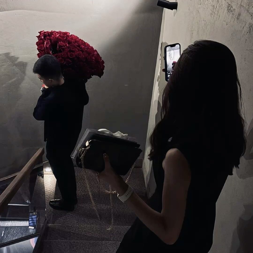 "Derler ki yedi gül, sana aşığım anlamına gelir. Sana yedi gülün yüz katı aşığım, sevgilim."
-
<a href="/authsevvy/">şevi</a> x #kazazede