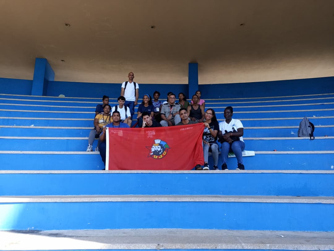 En saludo al cumpleaños 99 de #Fidel los jóvenes de la #AduanadeCuba, realizaron trabajo voluntario en áreas del Hospital Psiquiatrico de la Habana .
#100AñosConFidel