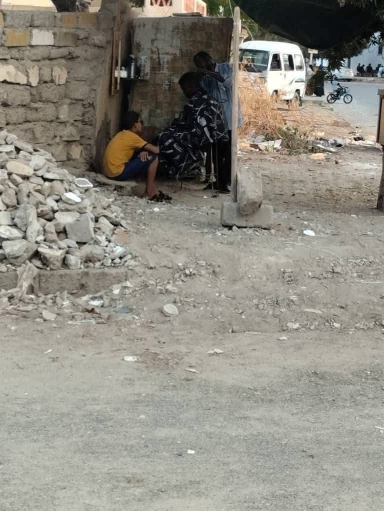 سلام عليكم اهل بورتسودان 
الشاب ده اسمو محمد علي سكن جديد  في ترانسيت 
و والده بيغسل كلى 
شغال حلاقة 
اتمنى من ناس بورتسودان يجوه ويحلقو عندو 
رقم المكالمات بتاعو.
0900870056
شغال في حي ترانسيت جنوب مستشفى غسيل الكلى 
بأربعة شوارع