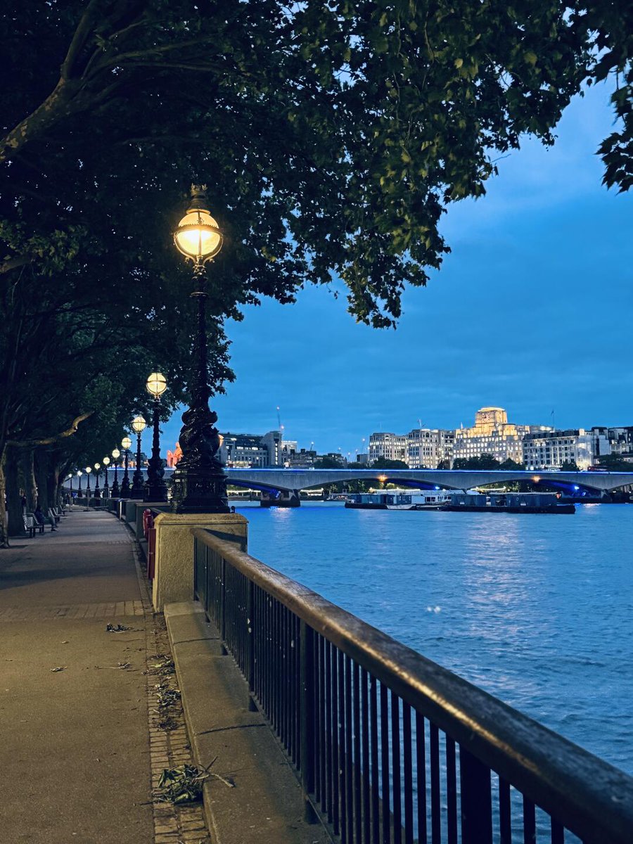 Tobcsxage's tweet photo. London in the evening is just so enchanting, isn't it? 🌆 The city skyline all lit up and the Thames looking so serene. There's truly no place quite like it. #LondonSkyline #EveningWalks 🌉💕 https://t.co/Ljem1sJCTr