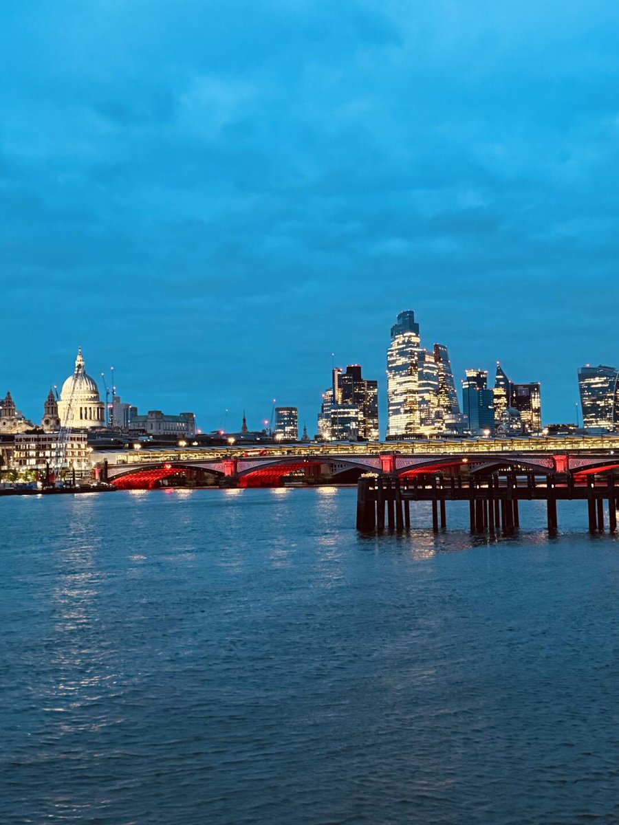 Tobcsxage's tweet photo. London in the evening is just so enchanting, isn't it? 🌆 The city skyline all lit up and the Thames looking so serene. There's truly no place quite like it. #LondonSkyline #EveningWalks 🌉💕 https://t.co/Ljem1sJCTr