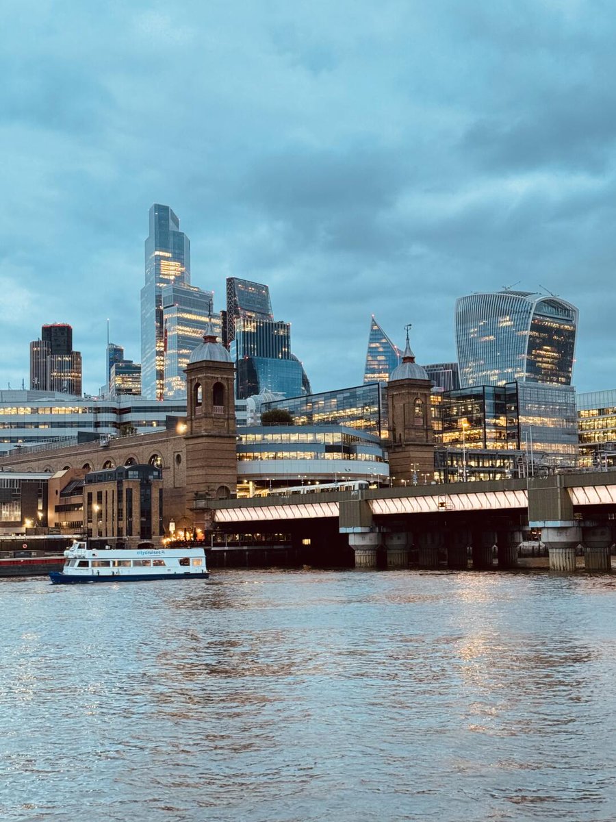 Abdcsx's tweet photo. London, you never cease to amaze! 🌉 The Southbank and the City skyline are absolutely stunning, especially with the bridges lit up so beautifully. 💡🌆 #LondonLove #RiverThames 🚢🌃 https://t.co/MvOg3VhAfS