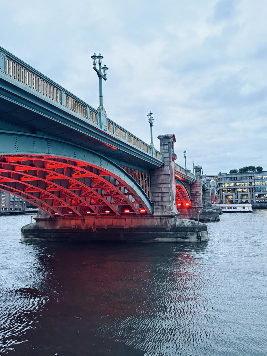 Abdcsx's tweet photo. London, you never cease to amaze! 🌉 The Southbank and the City skyline are absolutely stunning, especially with the bridges lit up so beautifully. 💡🌆 #LondonLove #RiverThames 🚢🌃 https://t.co/MvOg3VhAfS