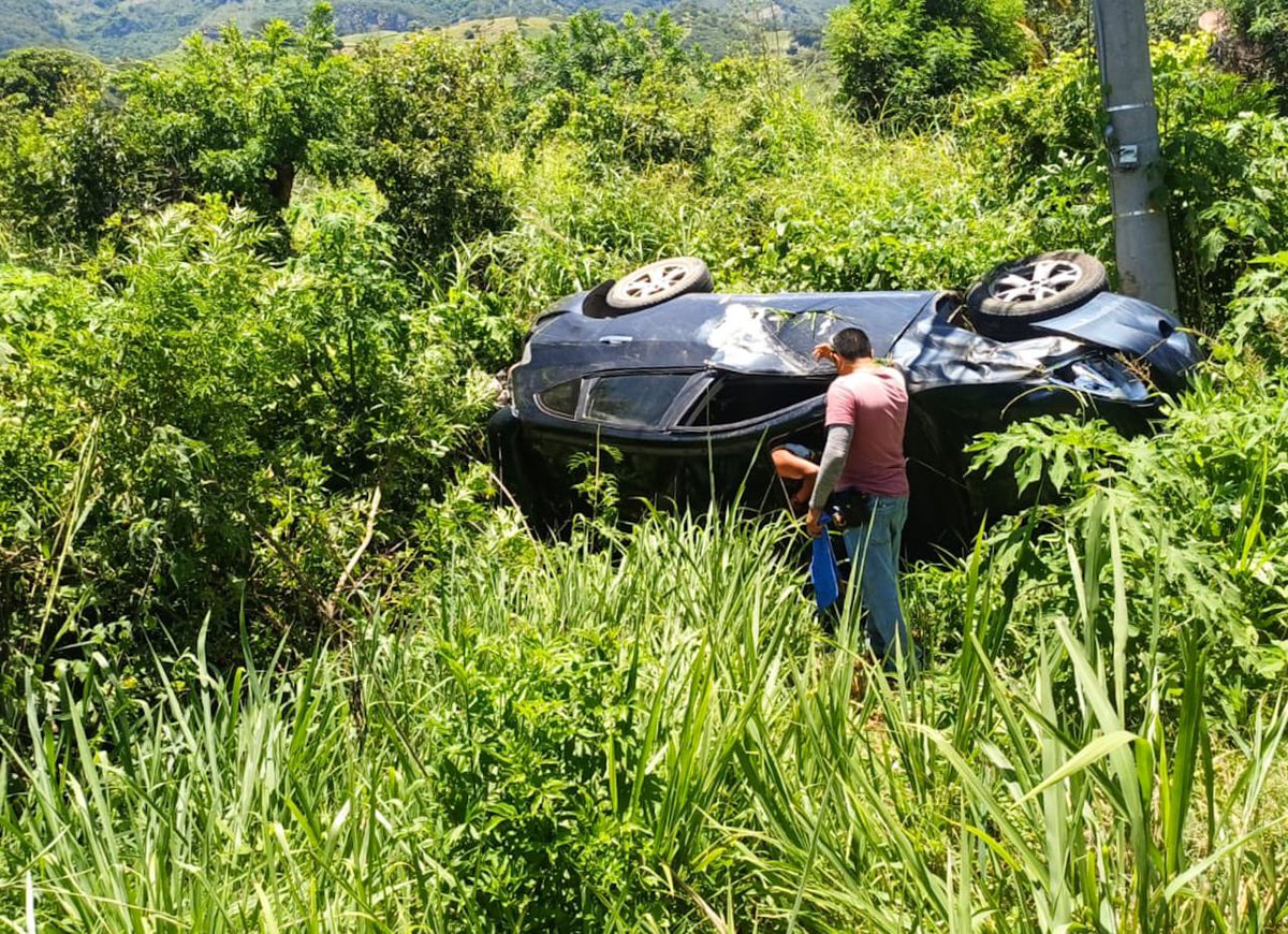 🚨🚗 Accidente de tránsito en el km 89 de la carretera Panamericana, Candelaria de la Frontera, Santa Ana Oeste.

Dos vehículos colisionaron y uno salió de la vía; dos personas resultaron lesionadas y fueron trasladadas a un centro asistencial. 

#TránsitoSV #SantaAna