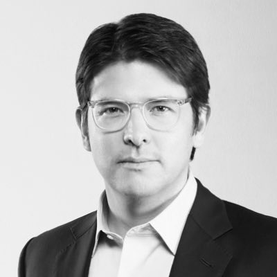 Clauciav1's tweet photo. Toda muerta es dolorosa y la de @MiguelUribeT, más allá de diferencias ideológicas y políticas, es un duro golpe a la democracia, al derecho a la participación política y al país 🇨🇴 . 

La vida es sagrada y merece que todos los colombianos manifestemos respeto y solidaridad. https://t.co/FWgoOH94HQ