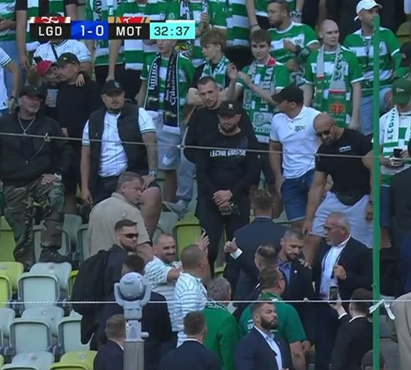 typowy_pe's tweet photo. ‼️🇵🇱 Prezydent był dzisiaj NA MŁYNIE na stadionie Lechii Gdańsk, a kibice skandowali:
🗣 "KAROL NAWROCKI! KAROL NAWROCKI!
TO PIERWSZY PREZYDENT W HISTORII ŚWIATA, KTÓRY POJAWIŁ SIĘ NA MŁYNIE! 🔥
PRAWDZIWY PREZYDENT SIGMA 😎
#mlyn #lechiagdansk #karolnawrocki #prezydent #sigma