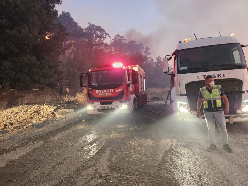 Edirne’nin Enez ilçesine bağlı Gülçavuş ve Büyükevren mahallelerinde çıkan yangına destek olmak için Fen İşleri Daire Başkanlığımız ve TESKİ ekiplerimiz, su tankerleri ve iş makineleriyle bölgedeki söndürme çalışmalarına katıldı.

Yangının en kısa sürede kontrol altına alınmasını