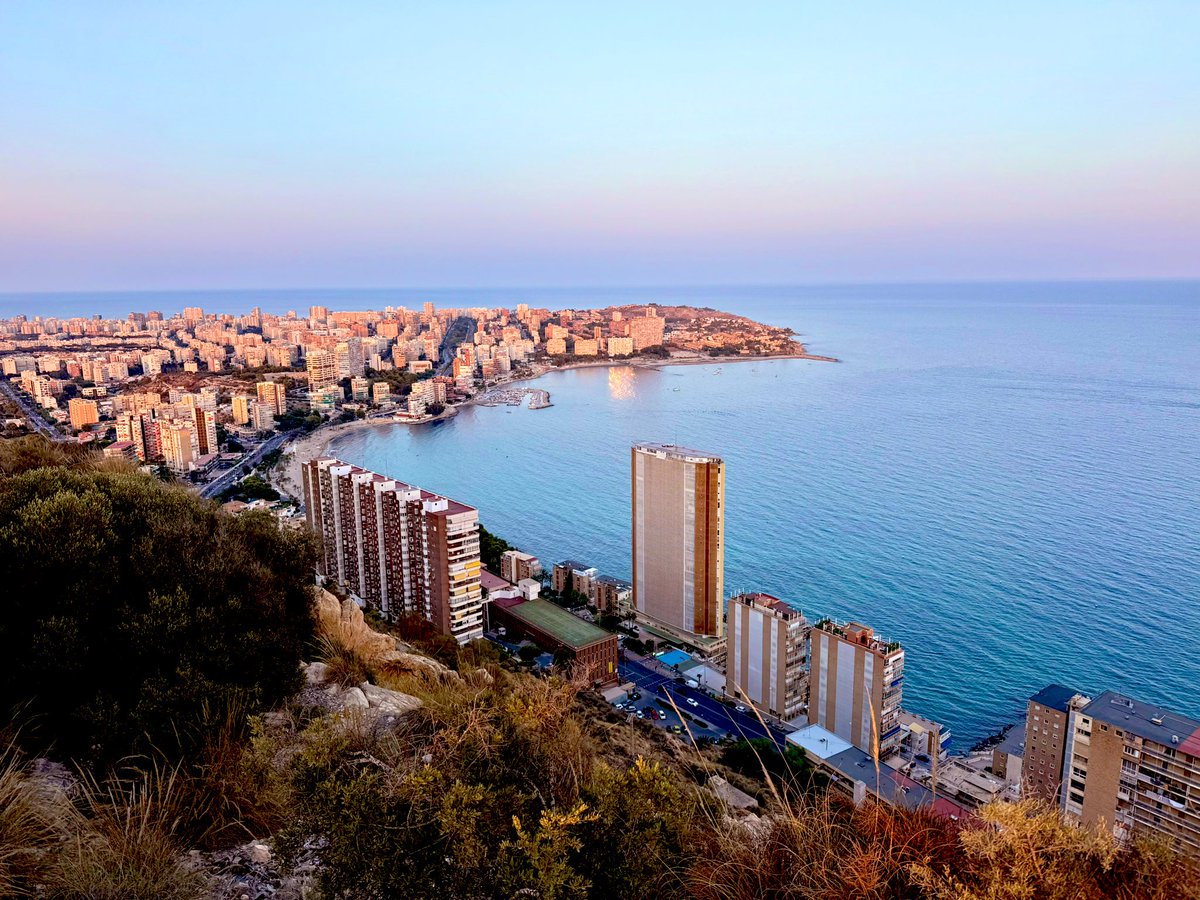 Con un poquito de retraso pero sin olvidarme de lo prometido…

Aquí tenéis algunas fotos correspondientes a la 5º, 6ª y 7ª pieza del <a href="/FundLucentum/">𝗛𝗟𝗔 𝗔𝗟𝗜𝗖𝗔𝗡𝗧𝗘</a>.

Desde aquí se pueden ver atardeceres especiales y apreciar grandes lugares de nuestra ciudad. 

Pd: Fotos realizadas por servidor.