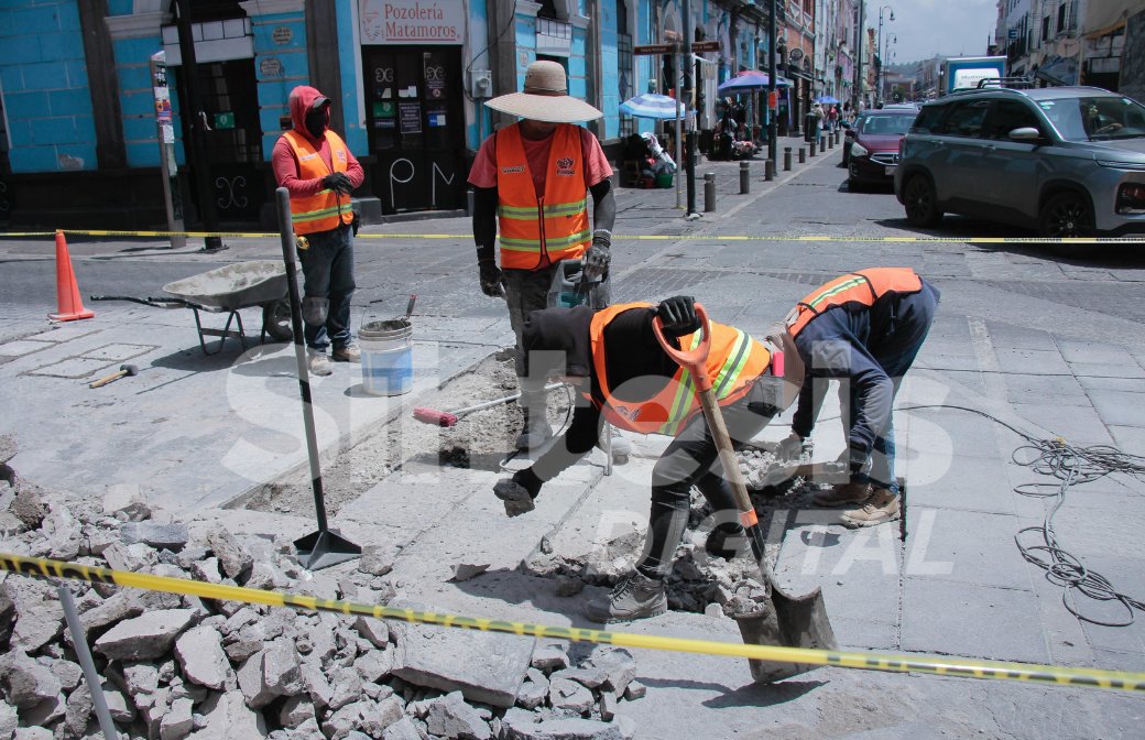 sintesisweb's tweet photo. 🚧Trabajos de parchado del concreto hidráulico sobre la Avenida Juan de Palafox y la 6 norte, en el centro de la ciudad.

📸@FotoSintesisOB https://t.co/YCIRf0mZRg