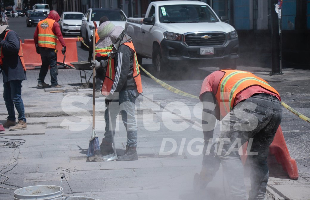sintesisweb's tweet photo. 🚧Trabajos de parchado del concreto hidráulico sobre la Avenida Juan de Palafox y la 6 norte, en el centro de la ciudad.

📸@FotoSintesisOB https://t.co/YCIRf0mZRg
