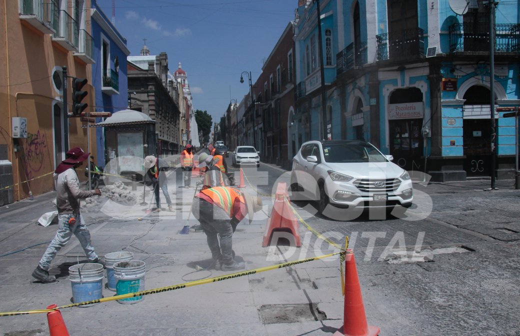 sintesisweb's tweet photo. 🚧Trabajos de parchado del concreto hidráulico sobre la Avenida Juan de Palafox y la 6 norte, en el centro de la ciudad.

📸@FotoSintesisOB https://t.co/YCIRf0mZRg