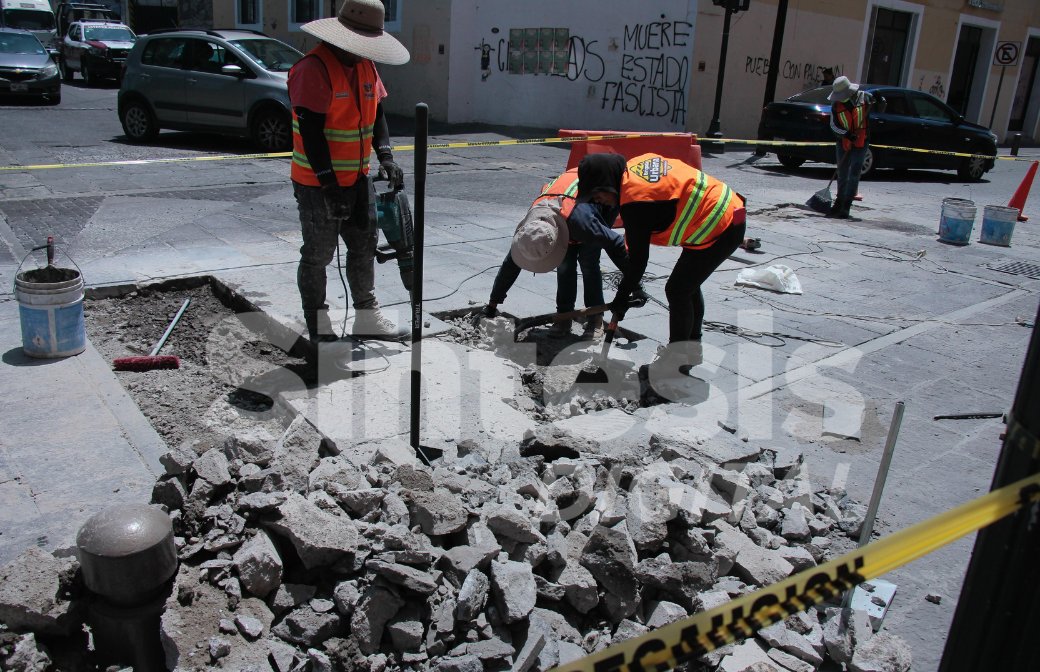 sintesisweb's tweet photo. 🚧Trabajos de parchado del concreto hidráulico sobre la Avenida Juan de Palafox y la 6 norte, en el centro de la ciudad.

📸@FotoSintesisOB https://t.co/YCIRf0mZRg