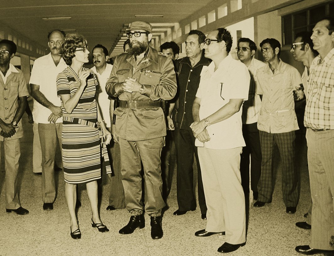La Dra. Rosa Elena Simeón, como Ministra de <a href="/citmacuba/">Ministerio de Ciencia, Tecnología y Medio Ambiente</a> desde 1994 y antes Presidenta de la Academia de Ciencias de #Cuba, acompañó a #Fidel en el esfuerzo por seguir desarrollando la #CienciaCubana aún en medio del Período Especial. No cejaron nunca!! #Hoy seguimos sus pasos!