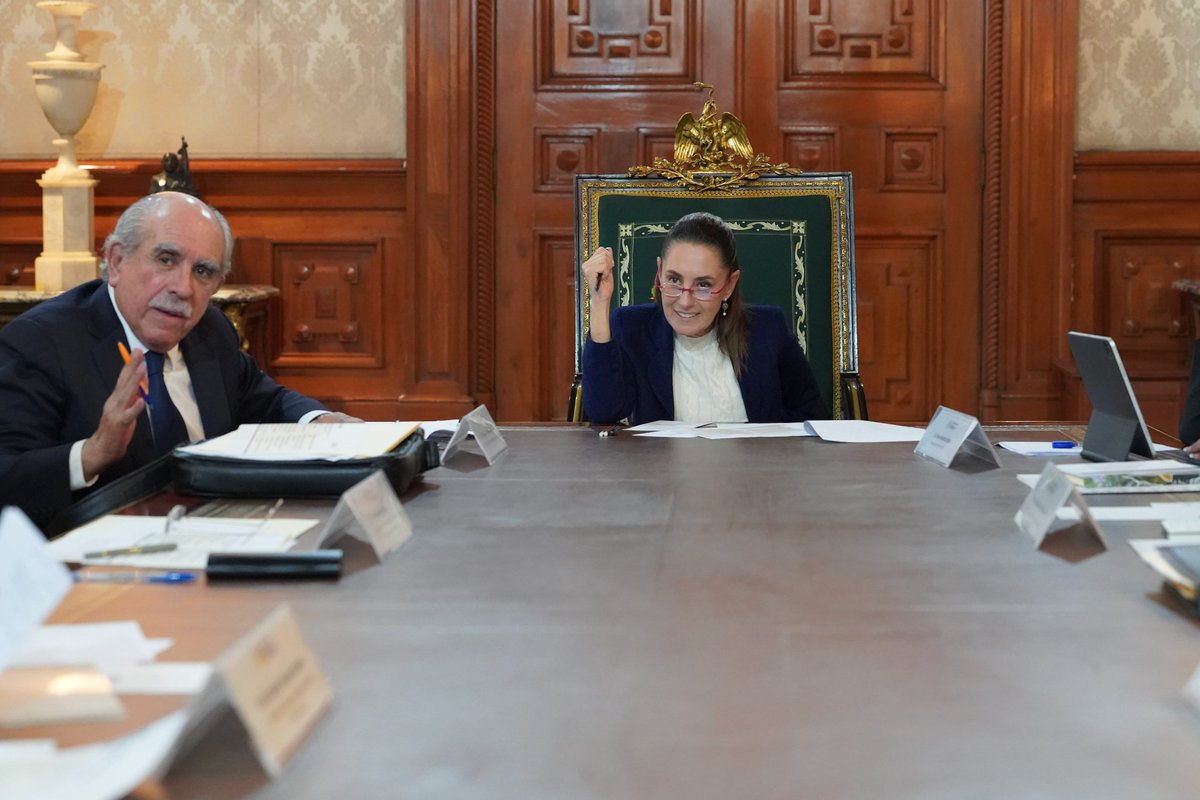 Dany Santoyo (@danysantoyo_) on Twitter photo ¡A temblar los pluris y los partidos con sus mega prerrogativas! 🗳️💸
Se instala la Comisión Presidencial de para la elaboración de la #ReformaElectoral que encabezará Pablo Gómez.
Así lo mostró la Presidenta <a href="/Claudiashein/">Claudia Sheinbaum Pardo</a> desde Palacio Nacional. ¡A temblar los pluris y los partidos con sus mega prerrogativas! 🗳️💸
Se instala la Comisión Presidencial de para la elaboración de la #ReformaElectoral que encabezará Pablo Gómez.
Así lo mostró la Presidenta <a href="/Claudiashein/">Claudia Sheinbaum Pardo</a> desde Palacio Nacional.