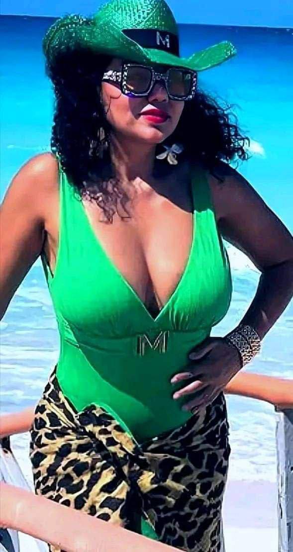 فحل بلسان نجس يزني فيا