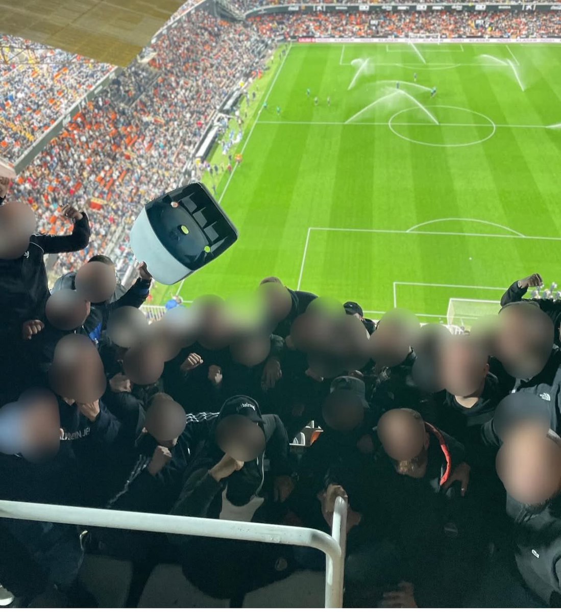 vilaVCF's tweet image. Sobre el tema de #QueVuelvaLaCN10
Sabemos como trabajan los directivos del Valencia, y lo que pueden llegar a inventarse de grada de animación, y una cosa tiene que quedar clara: Todo lo que no sea volver a meter a @HoolsVCF1919 en la grada de animación seguirá siendo DESASTRE.