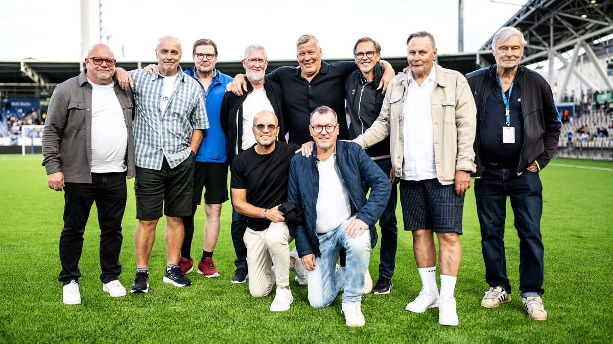 hjkhelsinki's tweet photo. Huomenta klubilaiset! ☀

Kiitos vuoden 1985 suomenmestarit, kun saavuitte paikalle – ja mikä ilta meillä olikaan 😎

#HJK #Veikkausliiga https://t.co/ToevKR3rWn