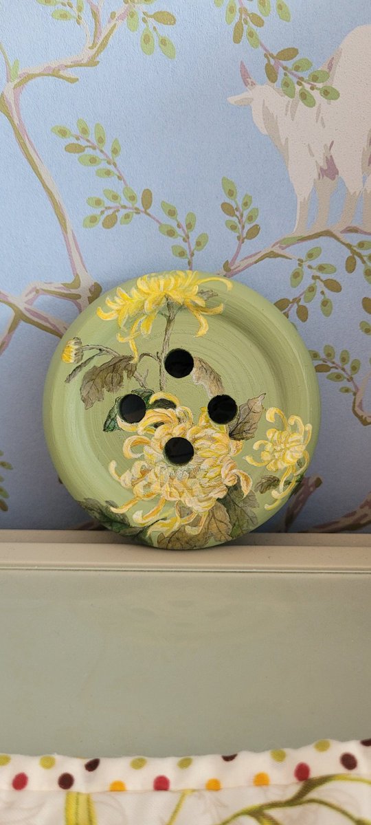 karicekarice's tweet photo. Tiny wooden button, hand-painted with delicate strokes inspired by Chinese watercolor. Small art, big soul. #MiniatureArt #HandPainted #ArtOnTwitter https://t.co/kDHEdKAOS6