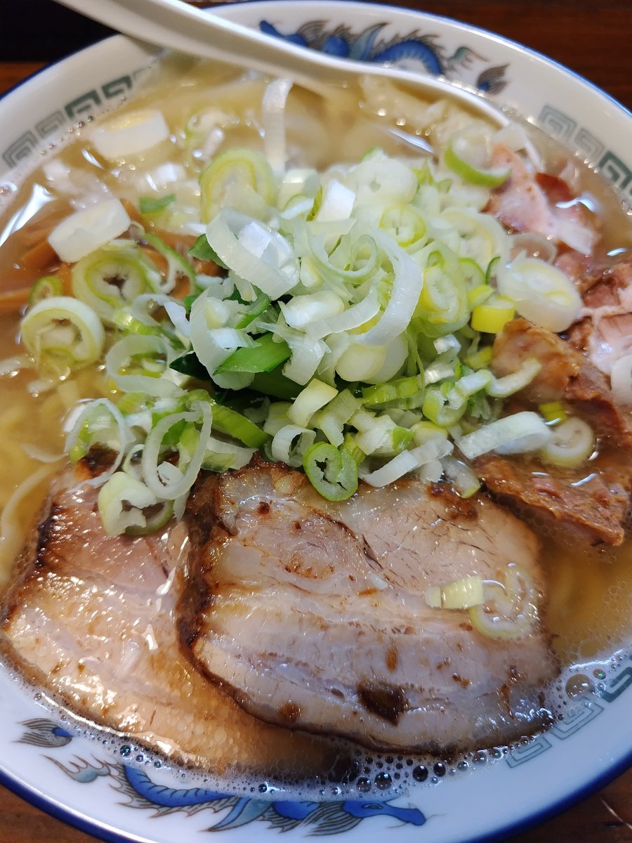 食べたくなるルーティン😙
＃麺島むら さんへ

☆煮干しワンタンメン（塩）

このクリアスープのどこに煮干が隠れてるの⁉️
って思うくらい、姿はないのに味わいガツーン🤯
つるプリワンタンをハフハフ食べて、
うるるん手もみ麺をもっちもち堪能🥰
３種チャーシューはどれも旨っ🤤

ごちそうさまでした
