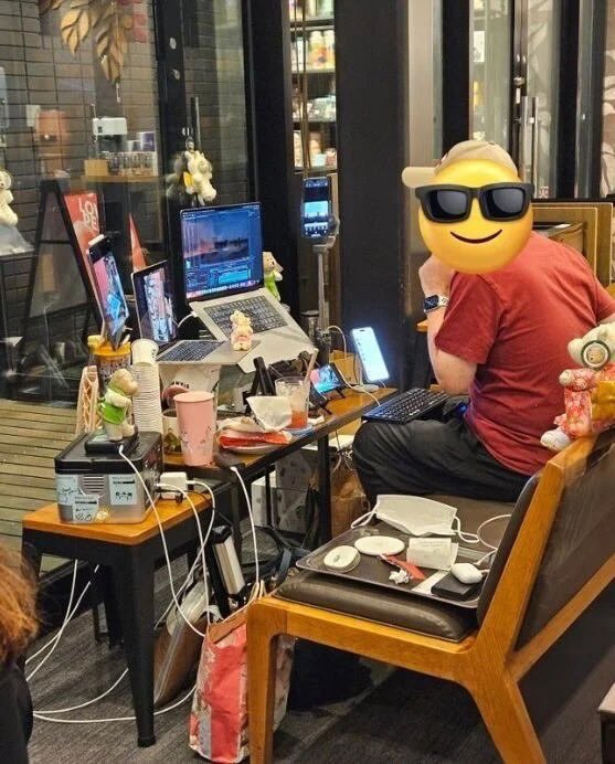 🇰🇷South Korean Starbucks ☕️ banned bringing monitors and other large equipment with you😱some remote workers literally set up mini-offices for themselves there.⚡️The measure was explained by numerous complaints from visitors who, in such conditions, cannot have a good time and