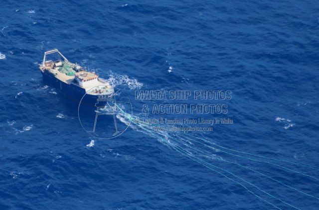Shipguru's tweet photo. #birdseyeview of #tunisian #sterntrawler #EMIR #towing #tunacage during #bluefintuna #season at the #mediterraneansea -14.06.2018 - https://t.co/nfgboxc3g3 - NO PHOTOS can be used or manipulated without our permission @FAOfish @EFCA_EU @EufaFisheries @EAPO_EUfishPOs @ShipNews https://t.co/m3aH3T9sPS