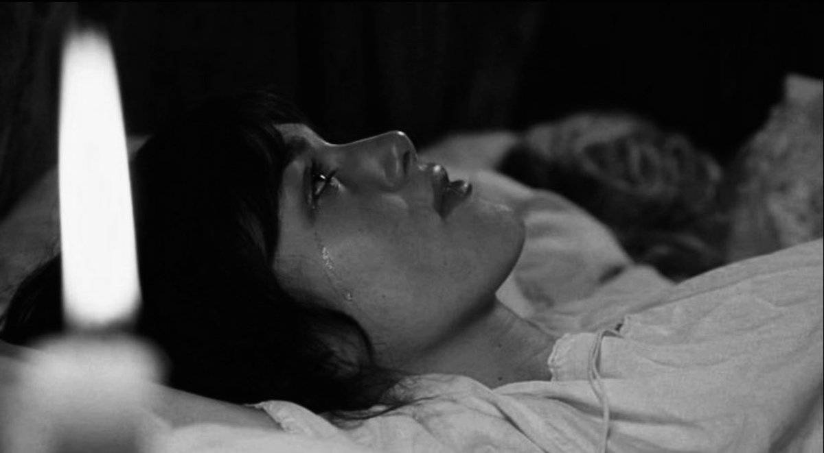 أستلقي كمن أرهقته الحكايات..أحدّق في الفراغ وكأنني أسأل الصمت عن سبب كل هذا الثقل في قلبي..فيما دمعة يتيمة تفضح ما حاولت إخفاءه .