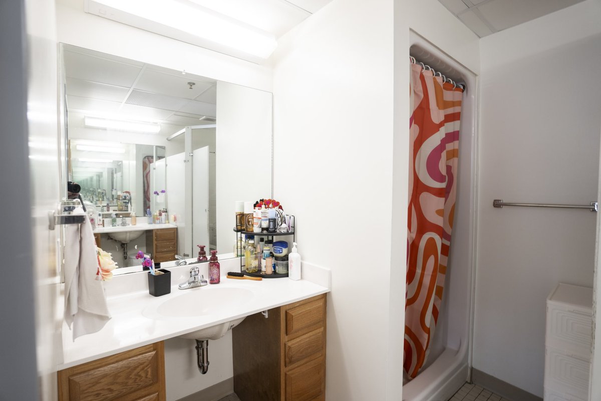 ictrueblue's tweet photo. 🏡 Welcome to Greene Hall, an upper-class, suite-style living space. Each suite contains two bedrooms, a living room, and a private bath, co-ed by suite. A place to crash, connect, and create memories that last. #LifeAtIC #IllinoisCollege #DormTour https://t.co/3yY2rRfGd6