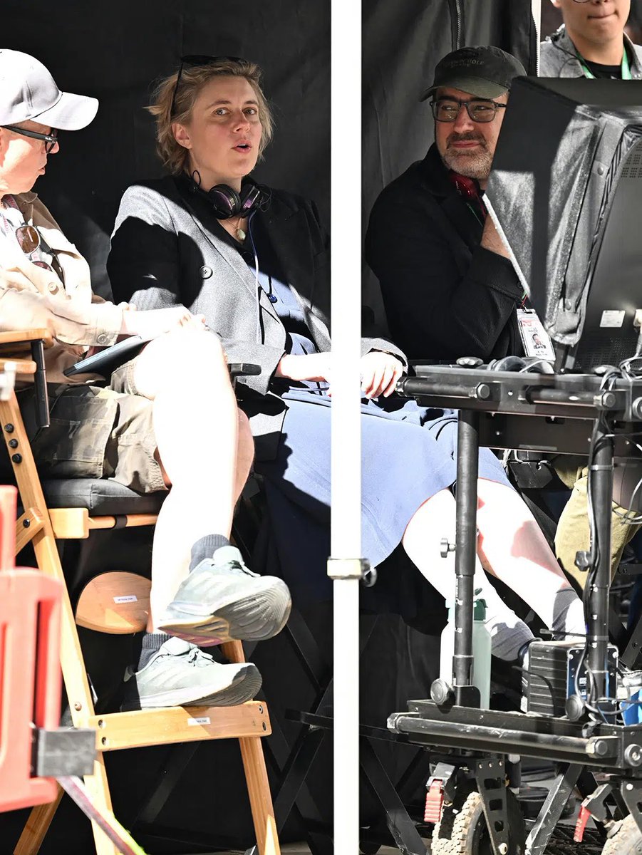 🎬 Primeras imágenes del set de Las Crónicas de #Narnia de Greta Gerwig. Emma Mackey dará vida a Jadis, la futura y temida Bruja Blanca 🧙‍♀️, mientras que Daniel Craig interpretará a Andrew Ketterly. Se rumora que Carey Mulligan será Mabel Kirke y Meryl Streep dará voz de Aslan 🦁