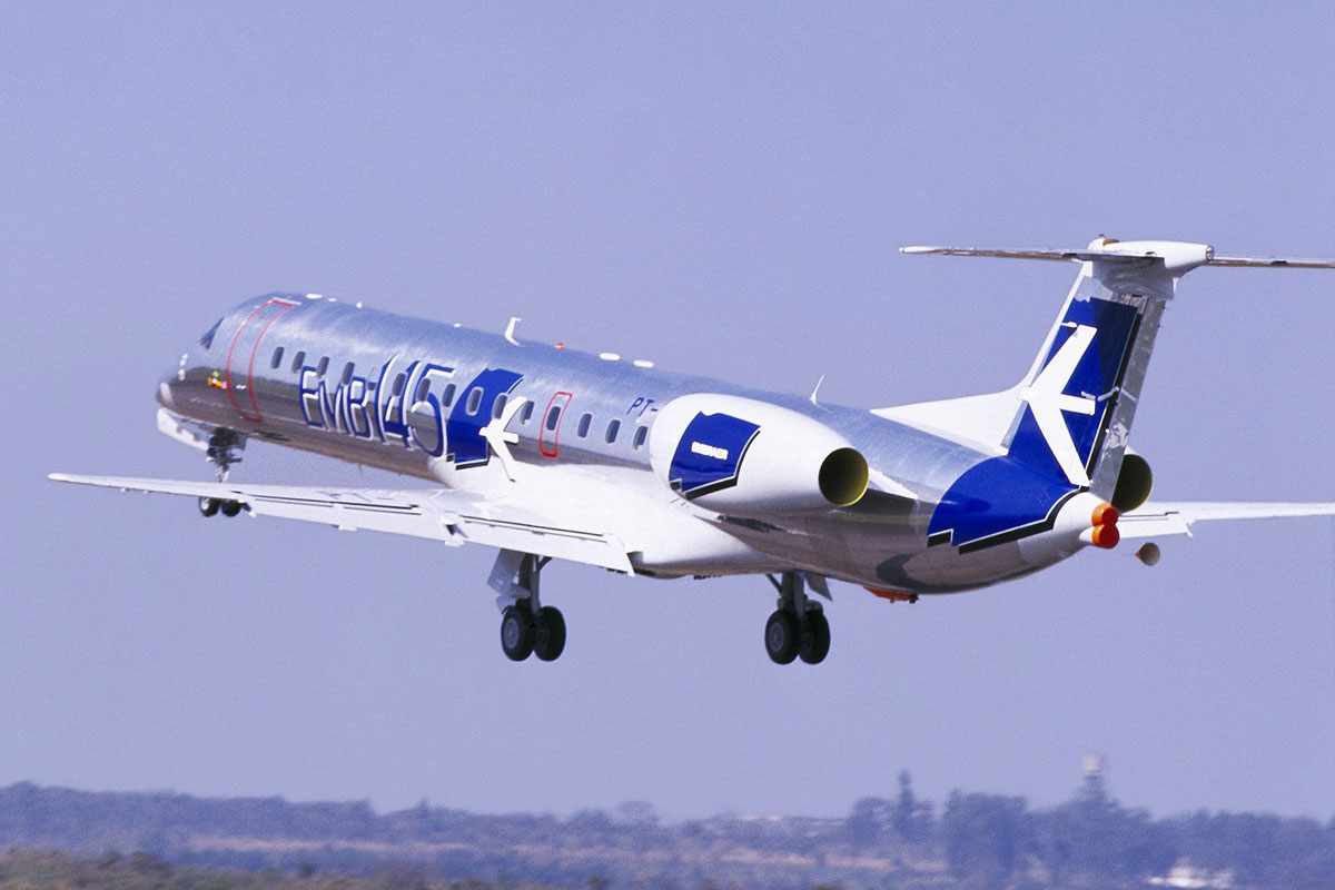 airwayaviation's tweet photo. 30 years ago, the ERJ 145’s first flight launched Embraer into the regional jet market. #EMB145 #Embraer #ERJ #ERJ145 https://t.co/Q6rQTGObzV https://t.co/nPLJl3UFqw