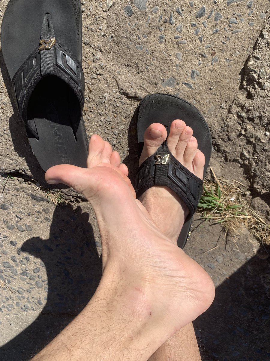 Master_LucasB's tweet photo. O melhor pé de BH, com o melhor chulé para as cadelas cheirarem 😈🦶🏼
#dom #dominador #sub #cadela #cashmaster https://t.co/oZkMxPkbAv