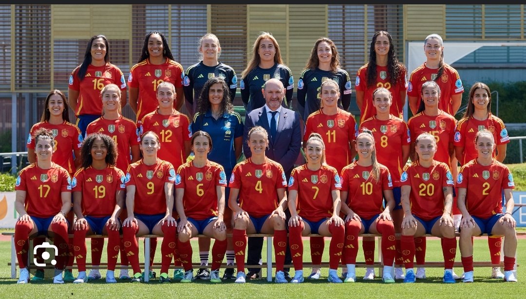 No me agrada la sensación de la <a href="/SEFutbolFem/">Selección Española Femenina de Fútbol</a> fuera de la competición. Siempre hay problemas con la figura de entrenadores/as y desde fuera parece que las jugadoras deciden sobre esa figura. Error grotesco, las dictaduras y chantajes no son buenas compañeras a largo plazo.