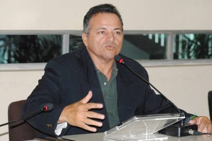 guikilter's tweet photo. Isaac Alcolumbre (primo)

De acordo com a “Operação Vikare” realizada pela Polícia Federal e noticiada pela CNN Brasil, Isaac seria suspeito de integrar um grupo internacional de tráfico de drogas usando um aeródromo próprio no Amapá como base logística.

Em sua casa, foram apreendidos R$ 108 mil em espécie.