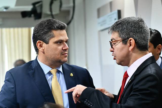 guikilter's tweet photo. ✅ ONG INORTE

A CGU identificou um conjunto de irregularidades em projetos realizados no Amapá pela ONG Inorte, beneficiada com R$3 milhões em emendas dos senadores Davi Alcolumbre e Randolfe Rodrigues, conforme noticiado pelo O Antagonista.

Os recursos foram destinados à realização de festivais, mas a investigação apontou que a ONG não possuía capacidade técnica para executar os serviços e foi escolhida sem o devido processo de chamamento público.

Além disso, a CGU constatou que a Inorte terceirizou todos os serviços, sendo que uma das empresas subcontratadas é ligada ao diretor financeiro da própria instituição.

Também foram encontrados indícios de sobrepreço nas contratações.