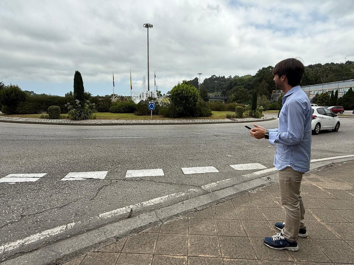 La rotonda de “La Inmobiliaria” (el “Donuts”), una de las puertas más transitadas de #Torrelavega, ahora luce orgullosa los colores verde y rojo de nuestra bandera, gracias a una actuación de mantenimiento  
Embellecemos el espacio urbano reforzando nuestra identidad local❤️💚